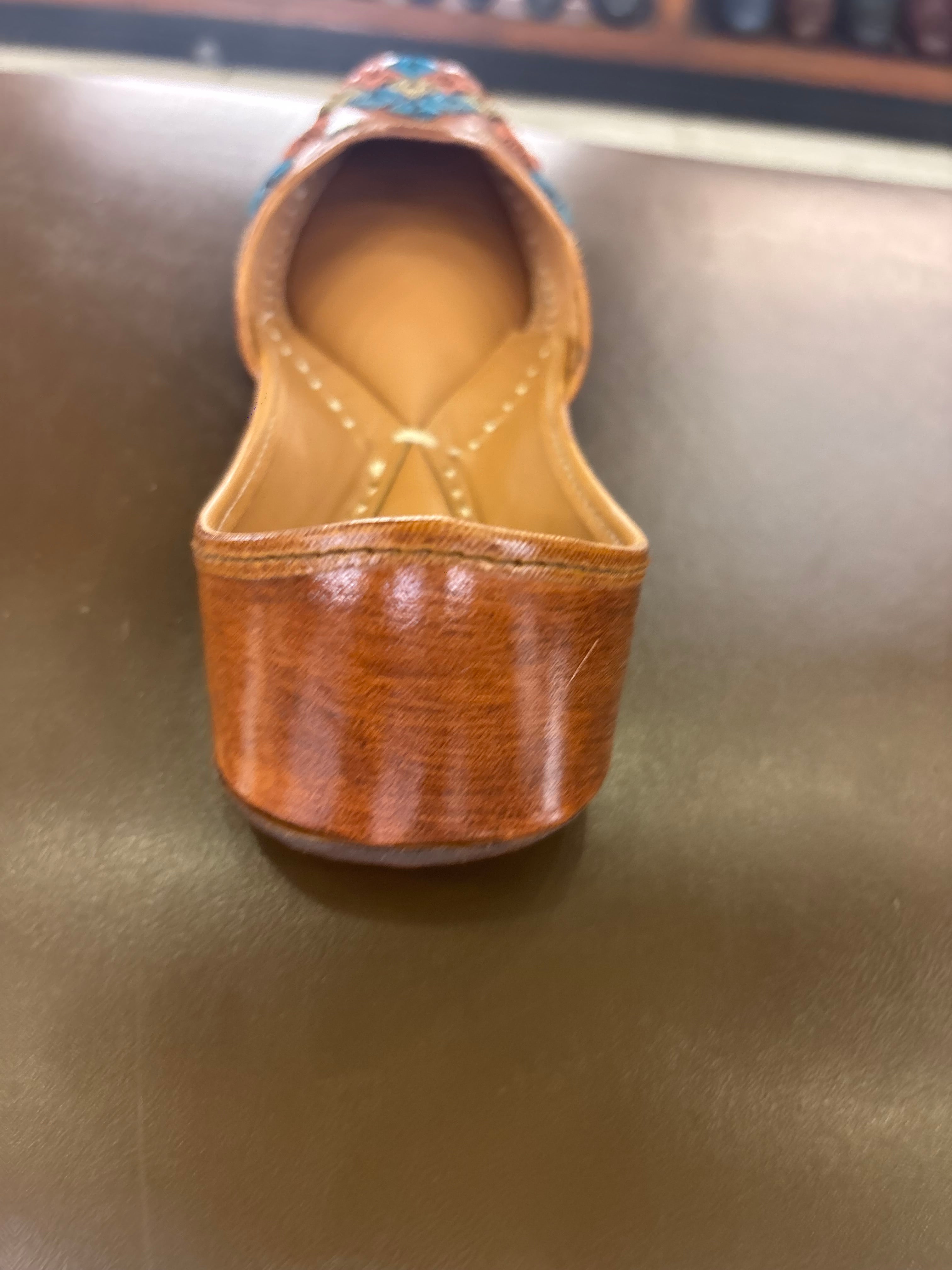 Vanya Handcrafted Leather Juttis