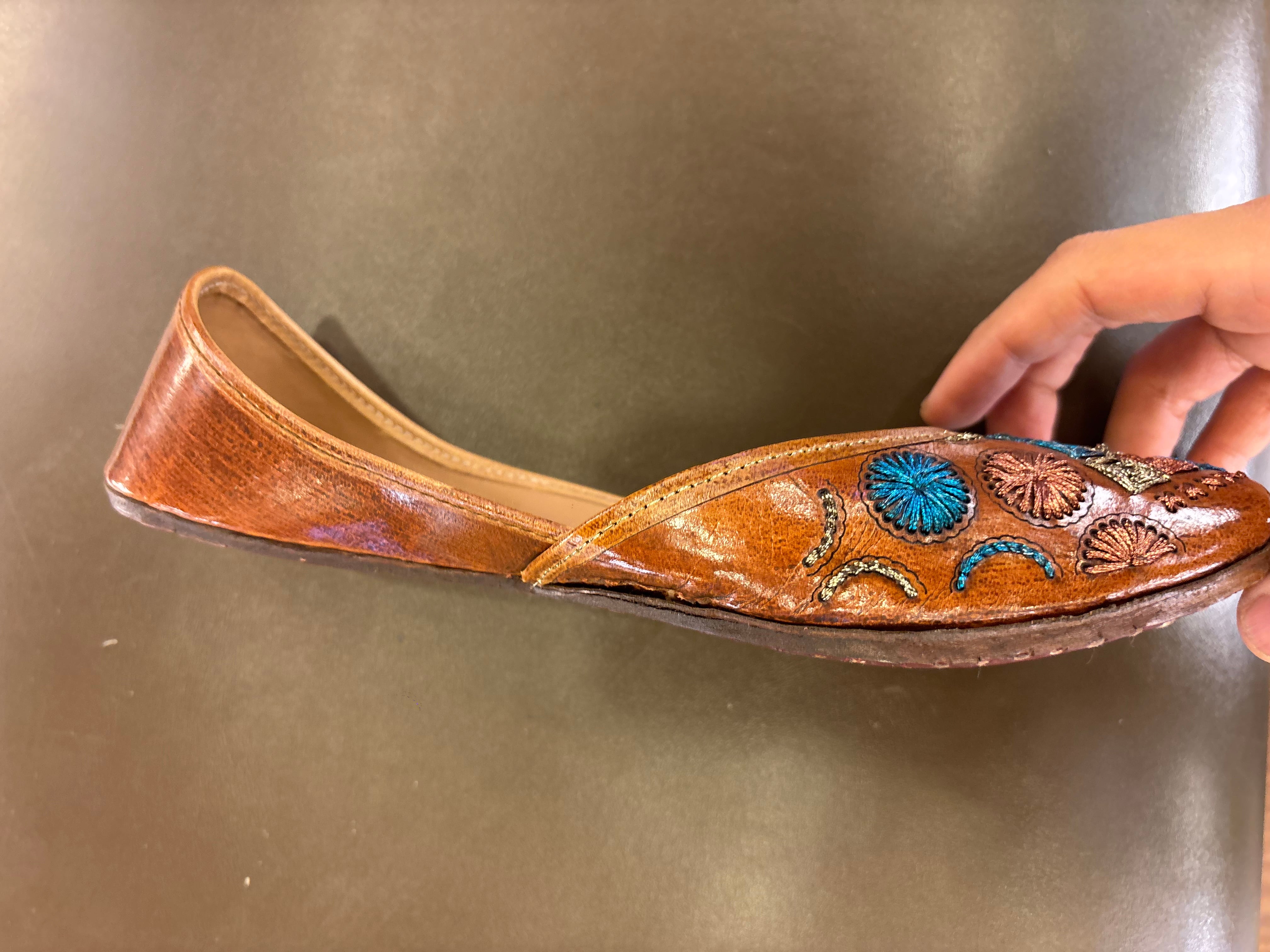 Vanya Handcrafted Leather Juttis