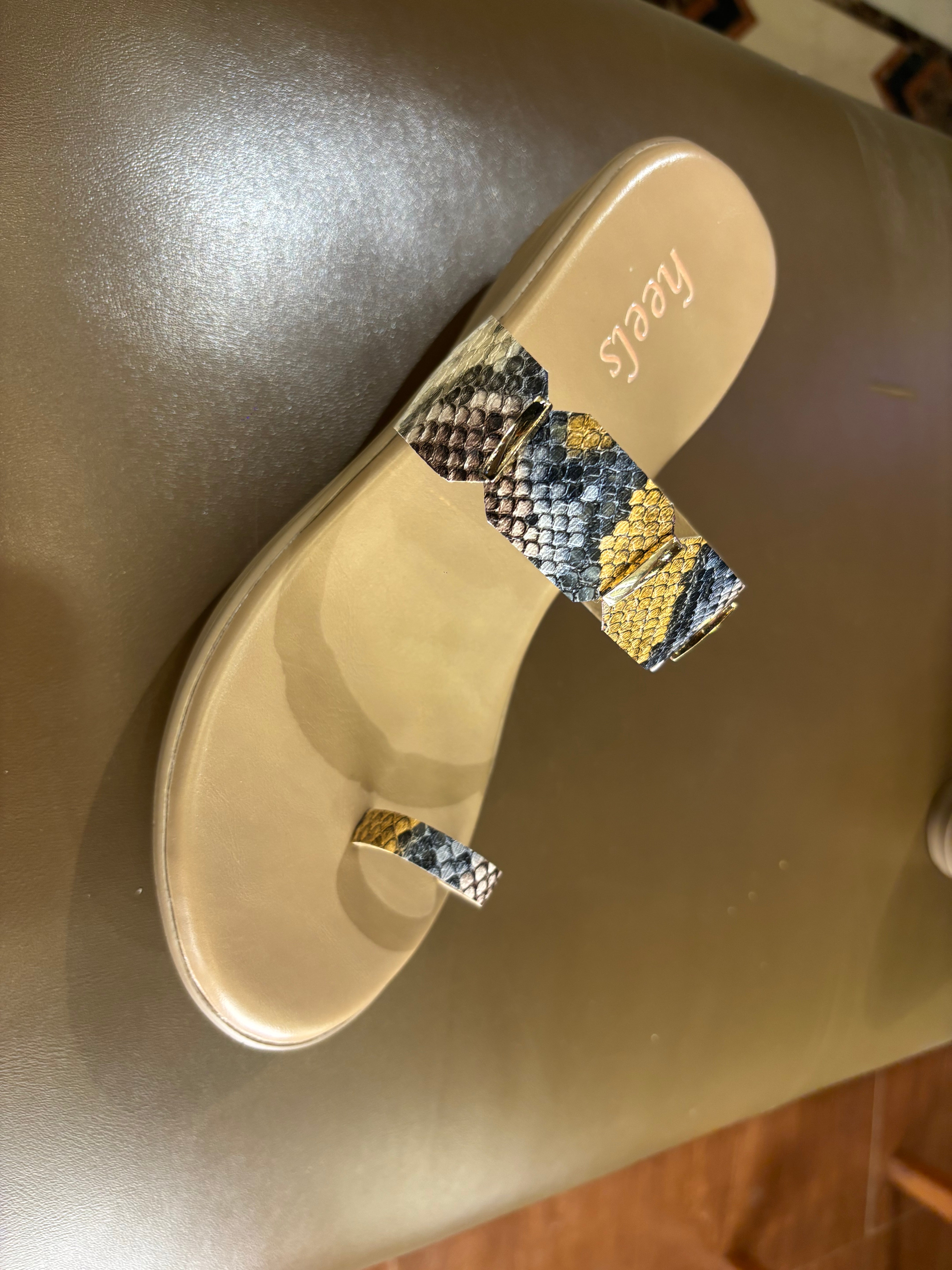 Quincy Comfort Wedge Heel Thumb Slippers
