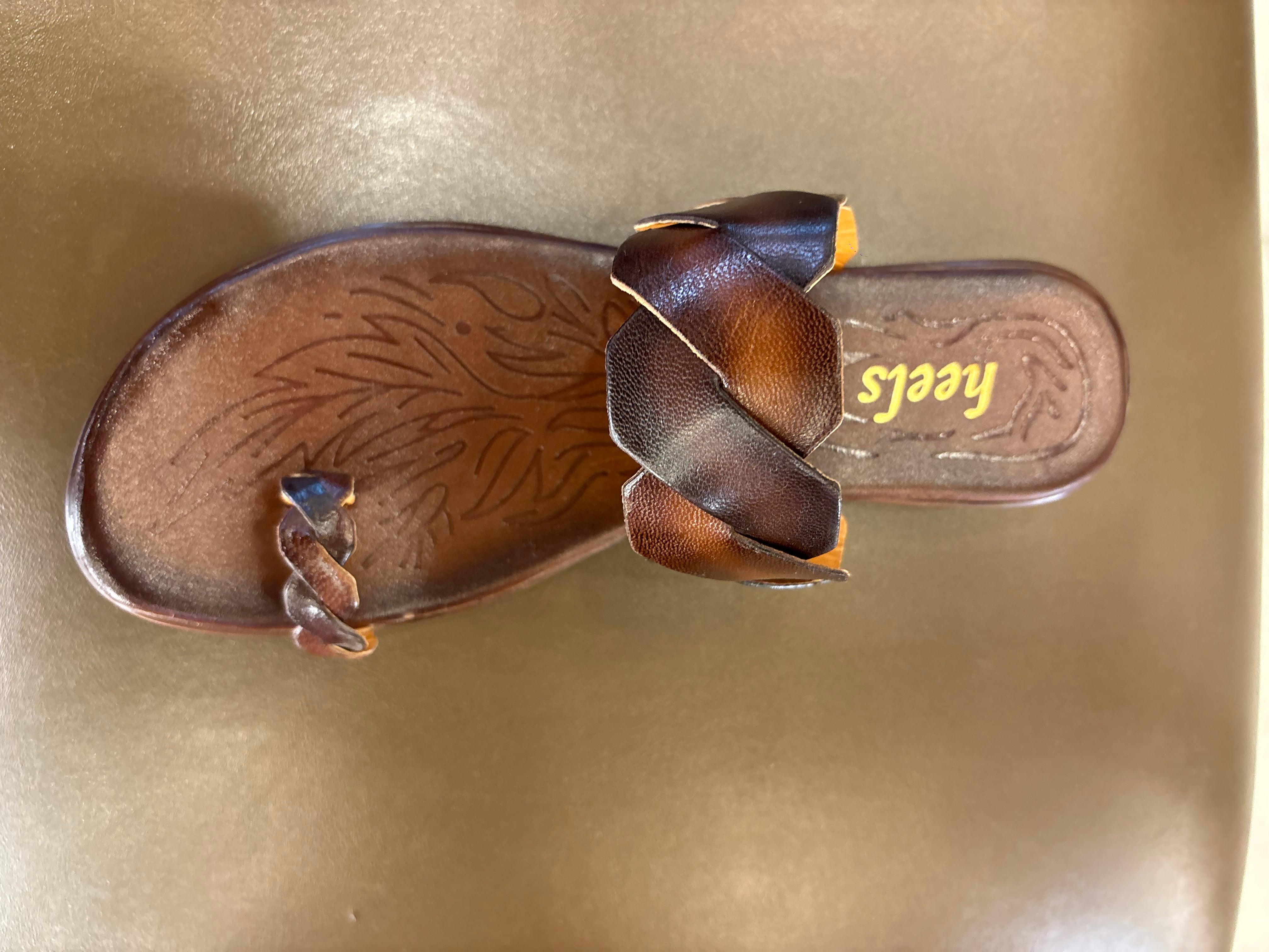 Darcy Leather Thumb Kohlapuri Slippers