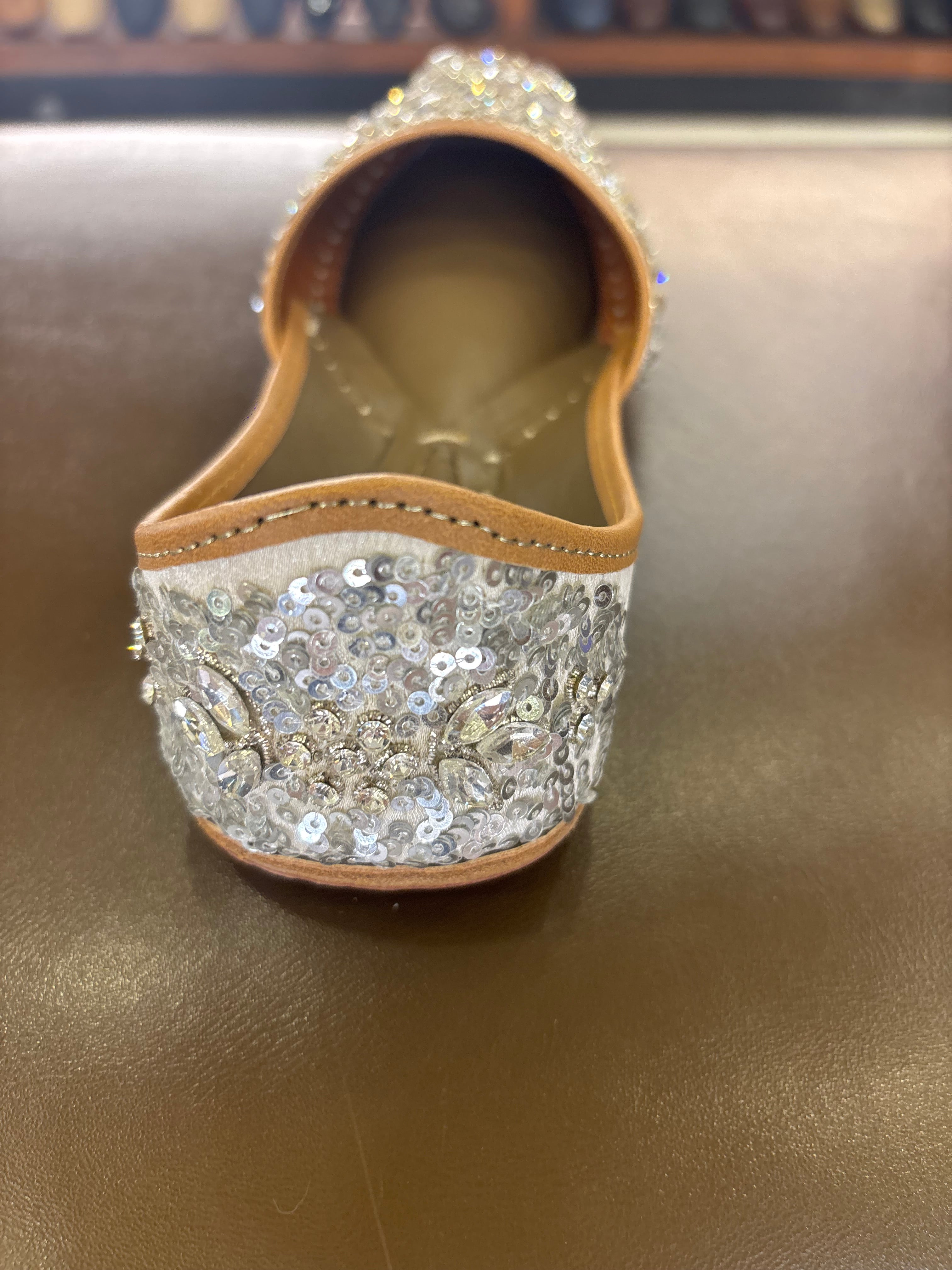 Zehra Handcrafted Leather Juttis
