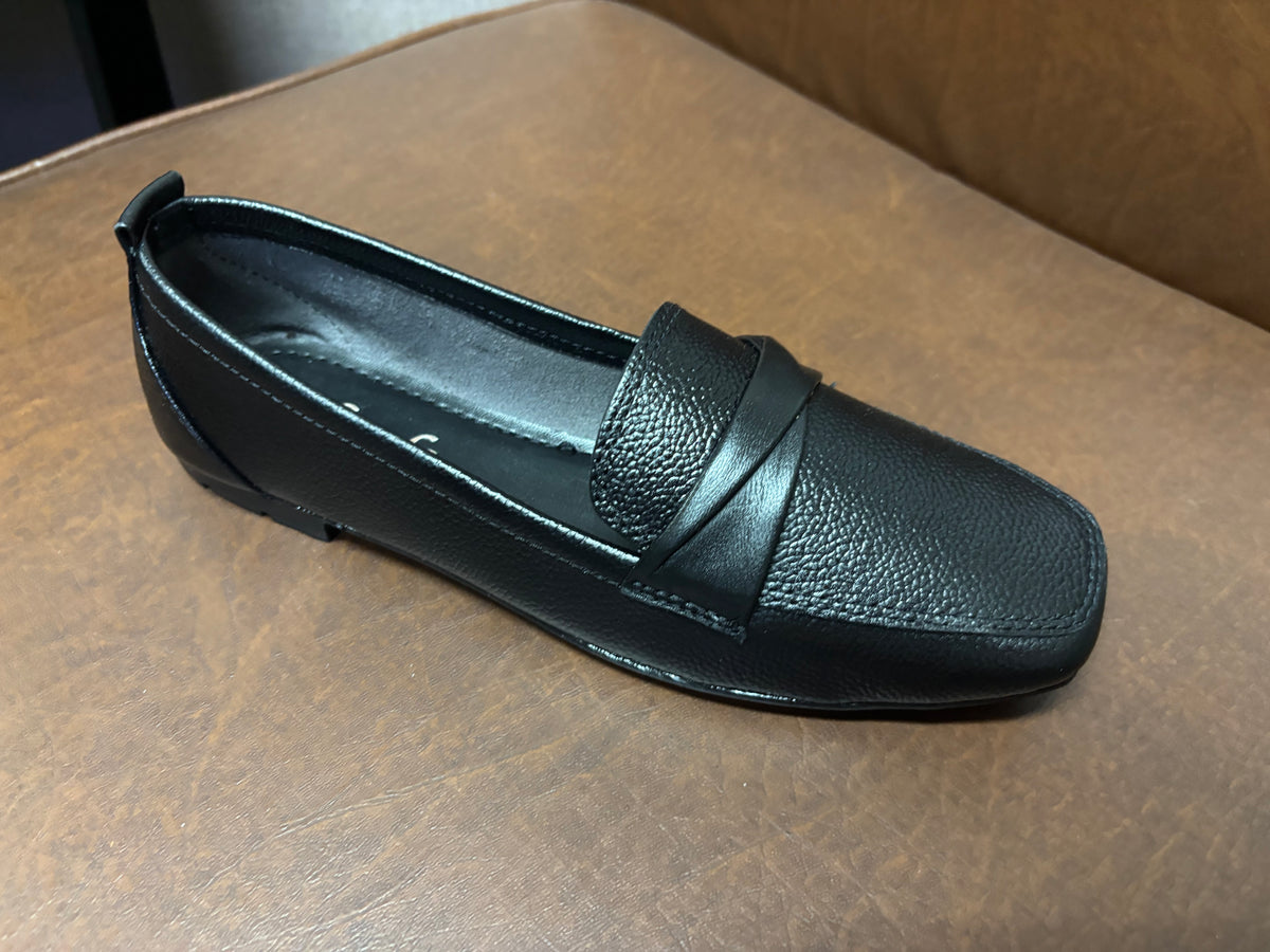 Swirl Classic Leather Loafers
