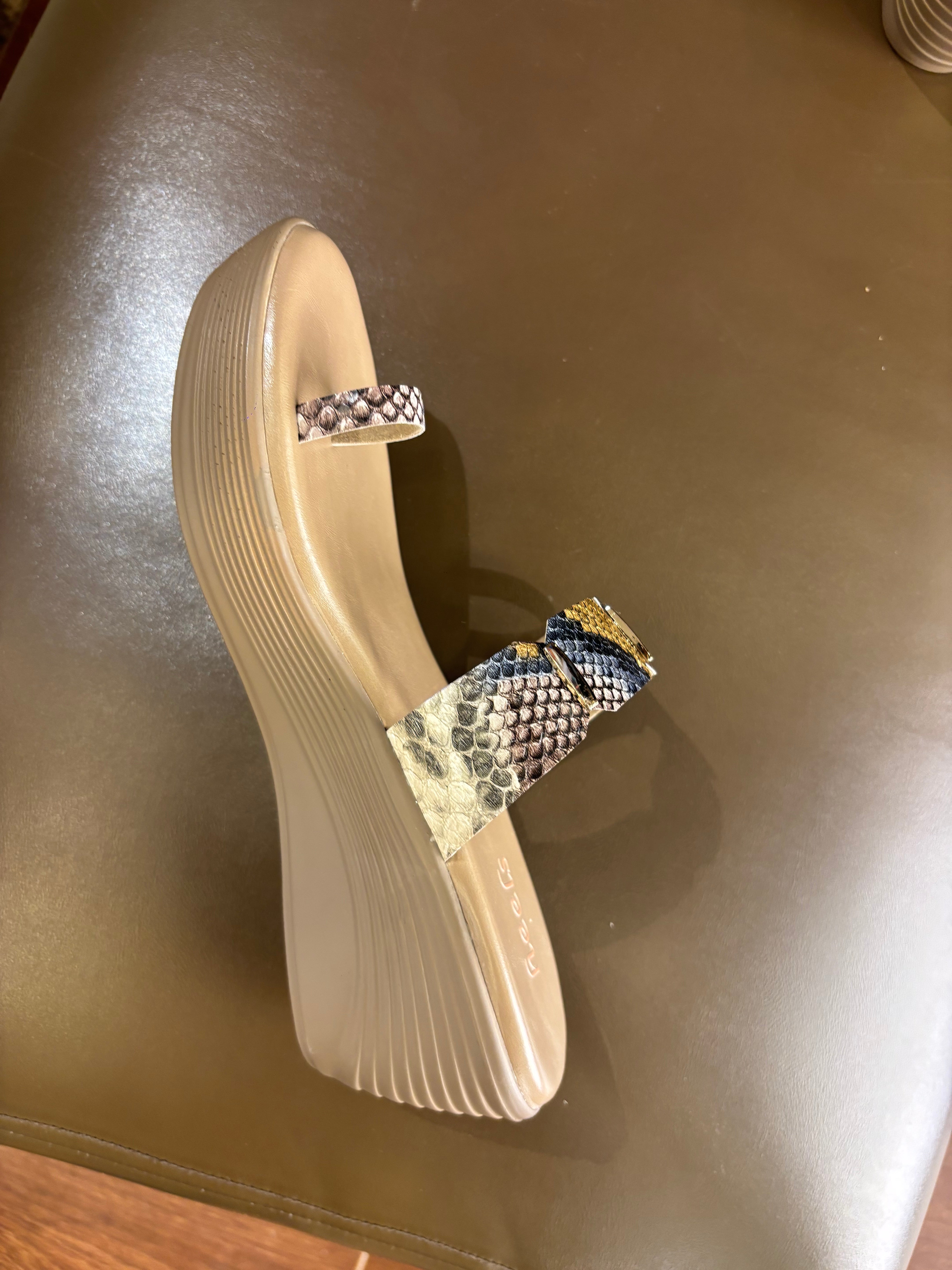 Quincy Comfort Wedge Heel Thumb Slippers