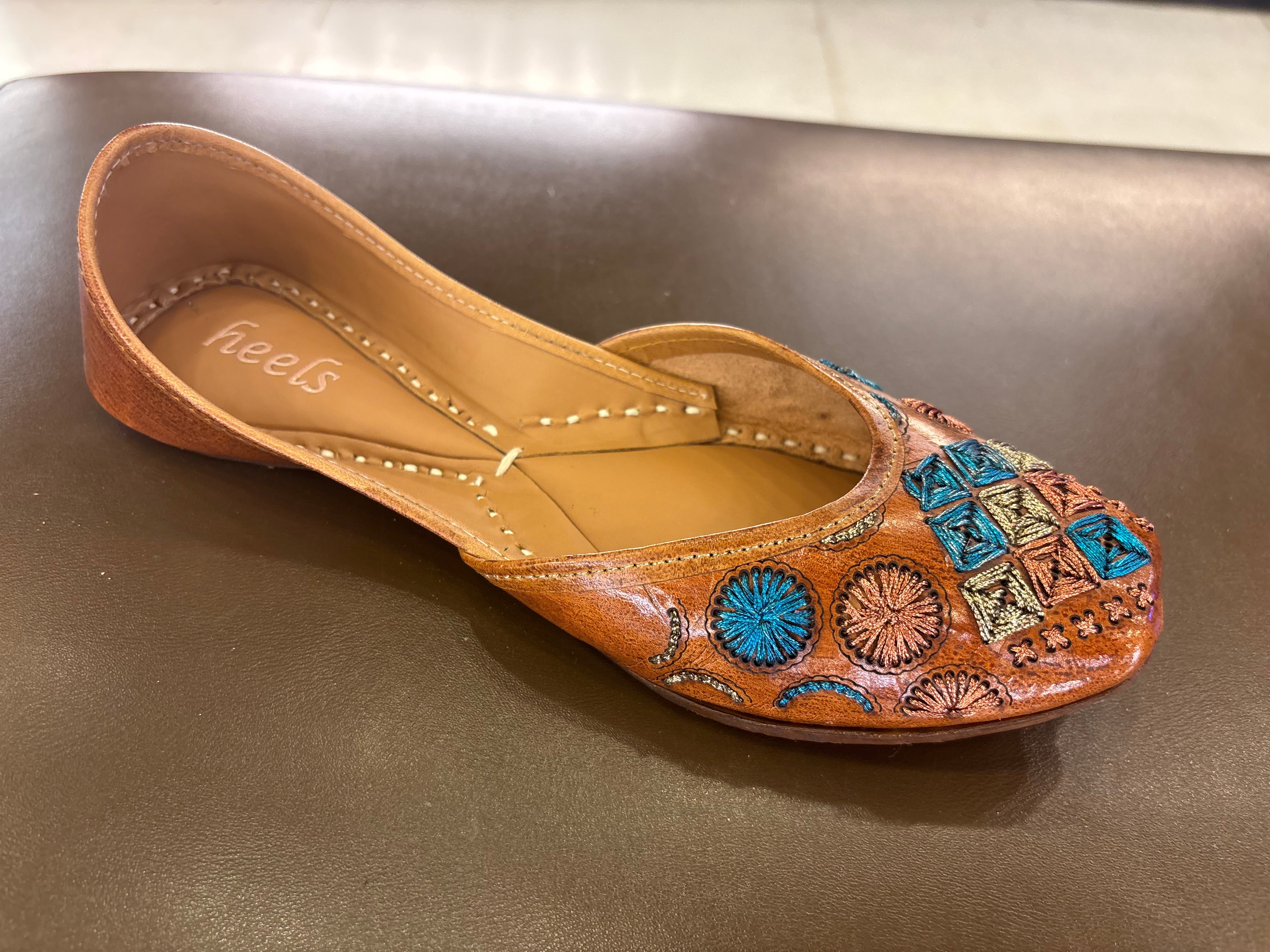 Vanya Handcrafted Leather Juttis