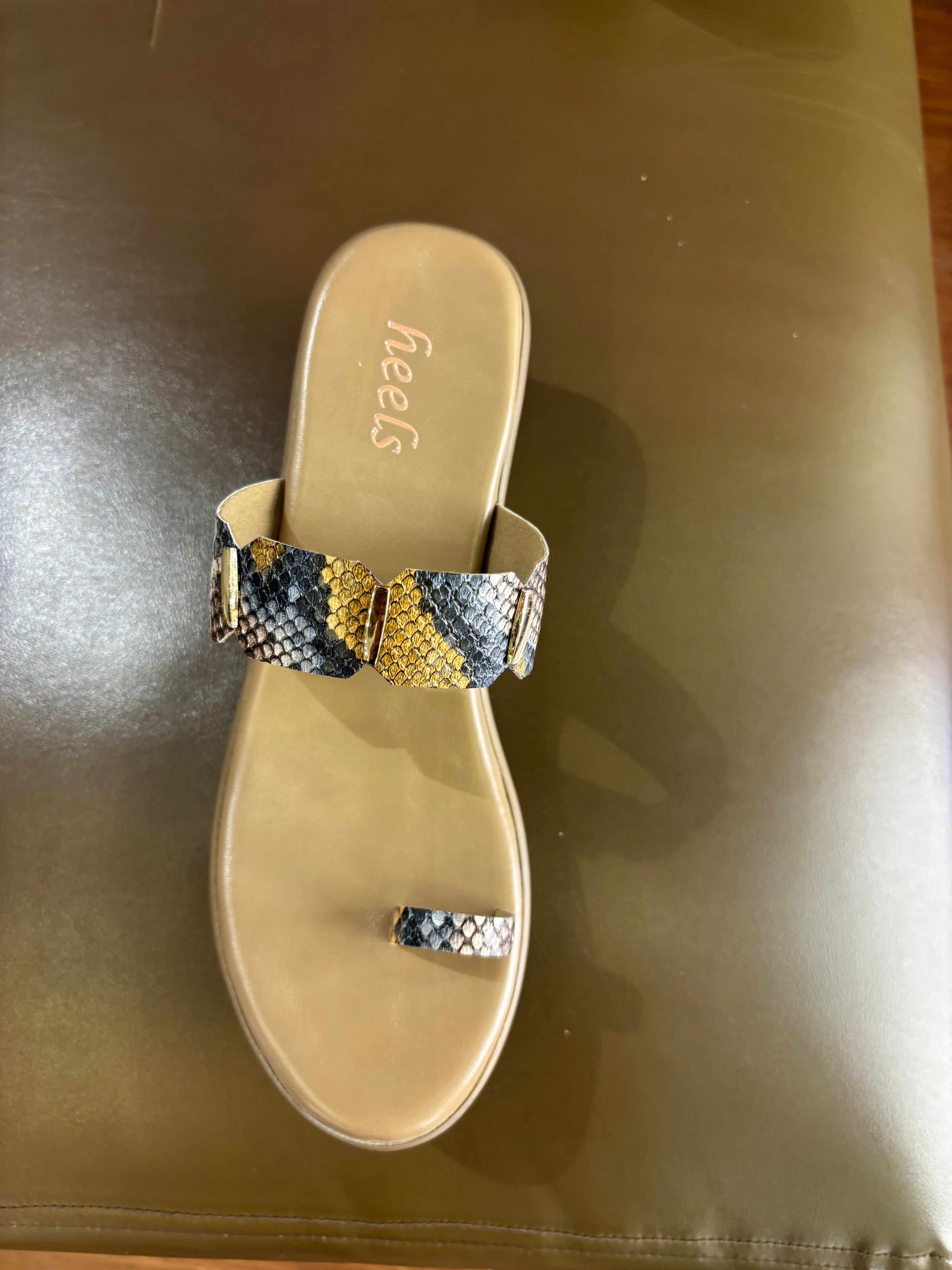 Quincy Comfort Wedge Heel Thumb Slippers