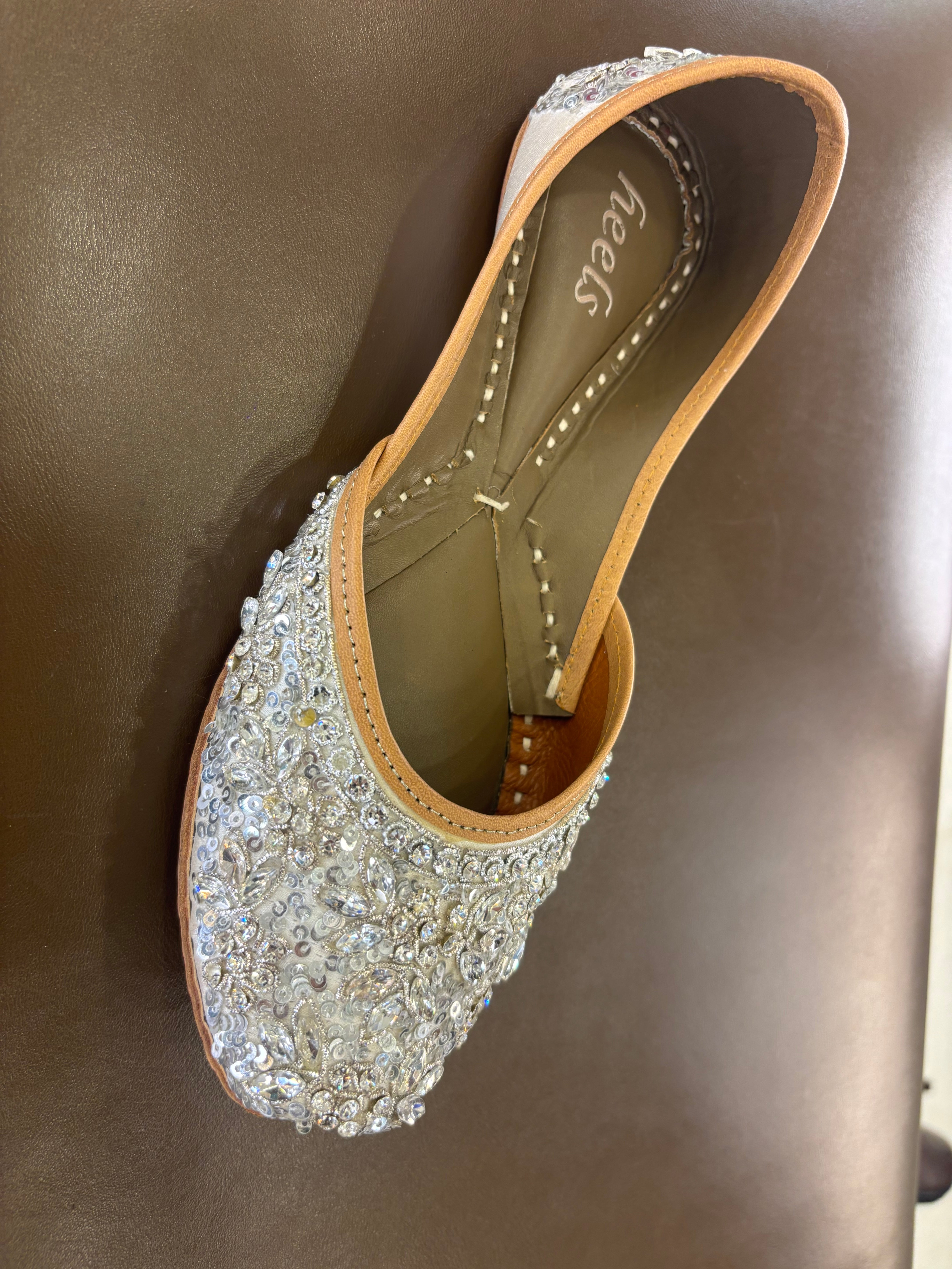 Zehra Handcrafted Leather Juttis