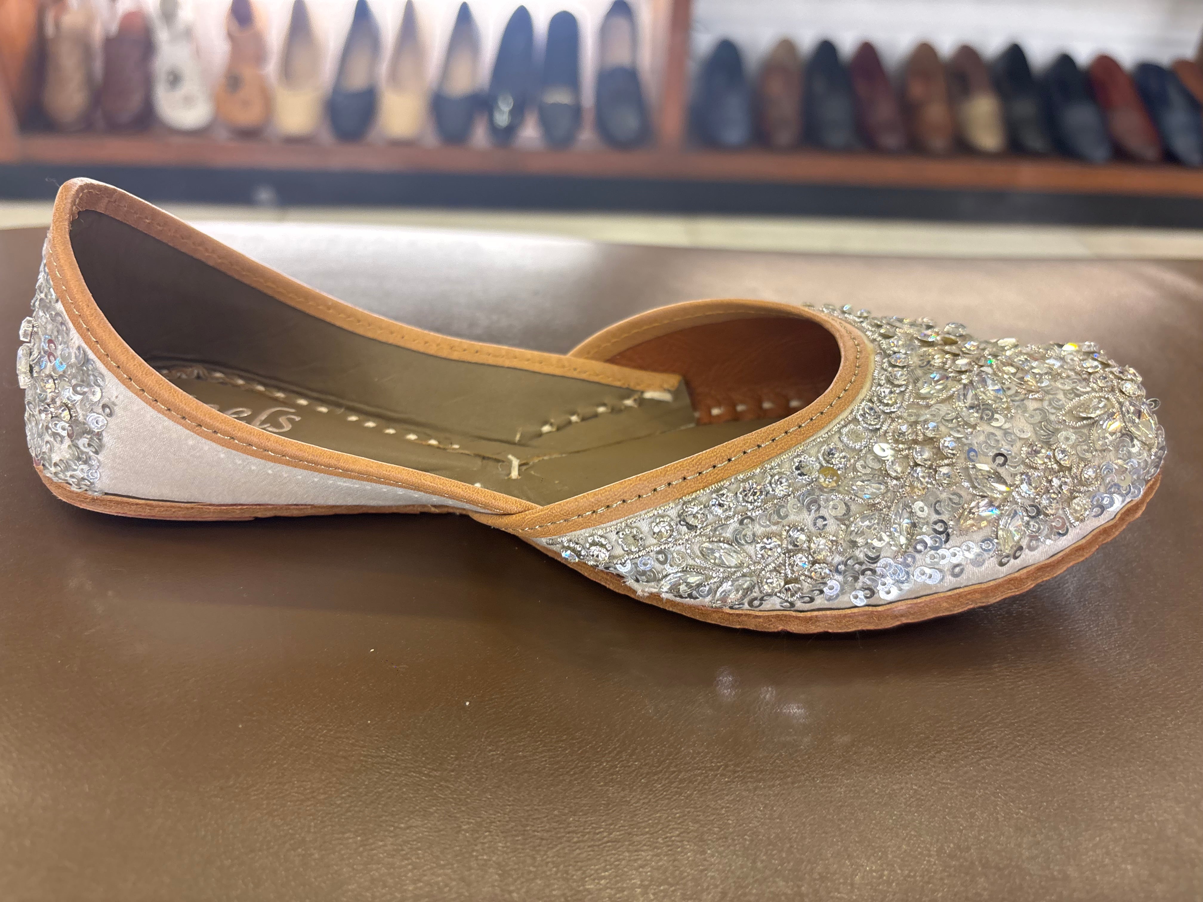 Zehra Handcrafted Leather Juttis