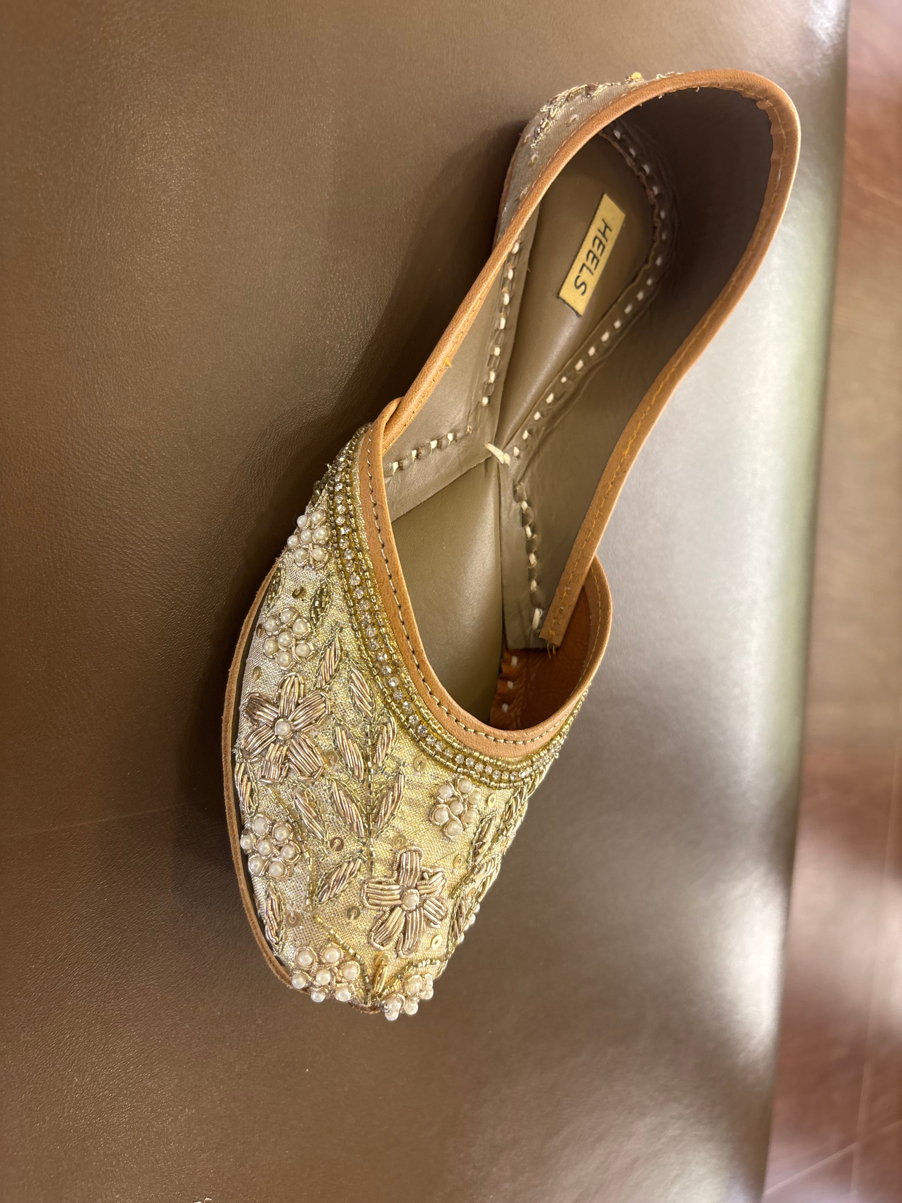 Sanaa Handcrafted Leather Juttis