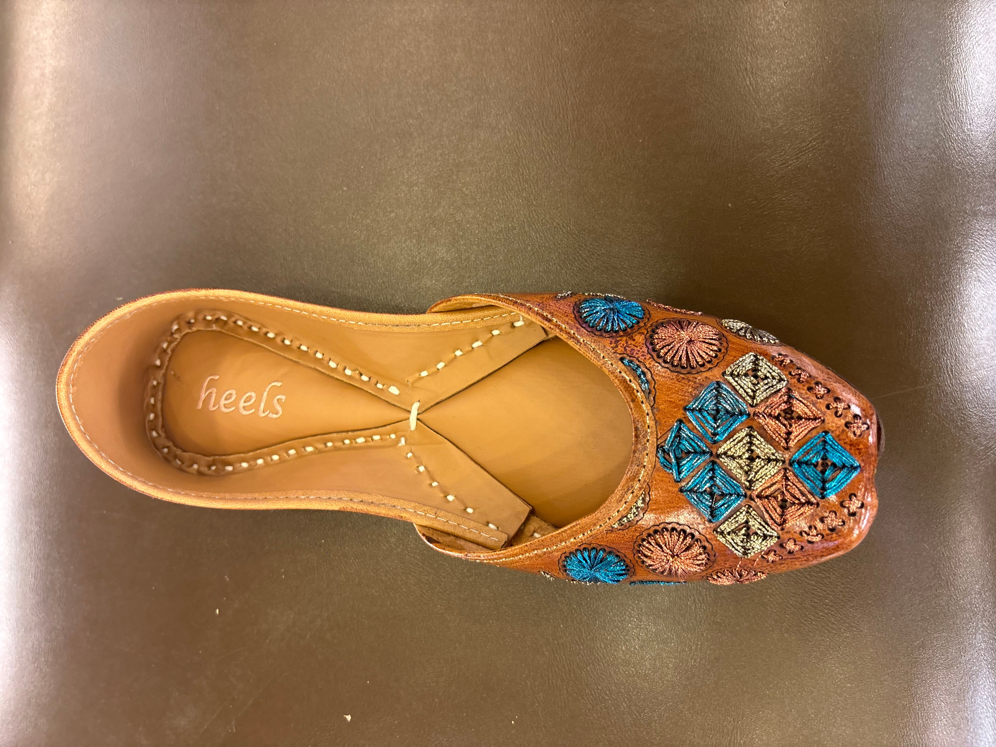 Vanya Handcrafted Leather Juttis