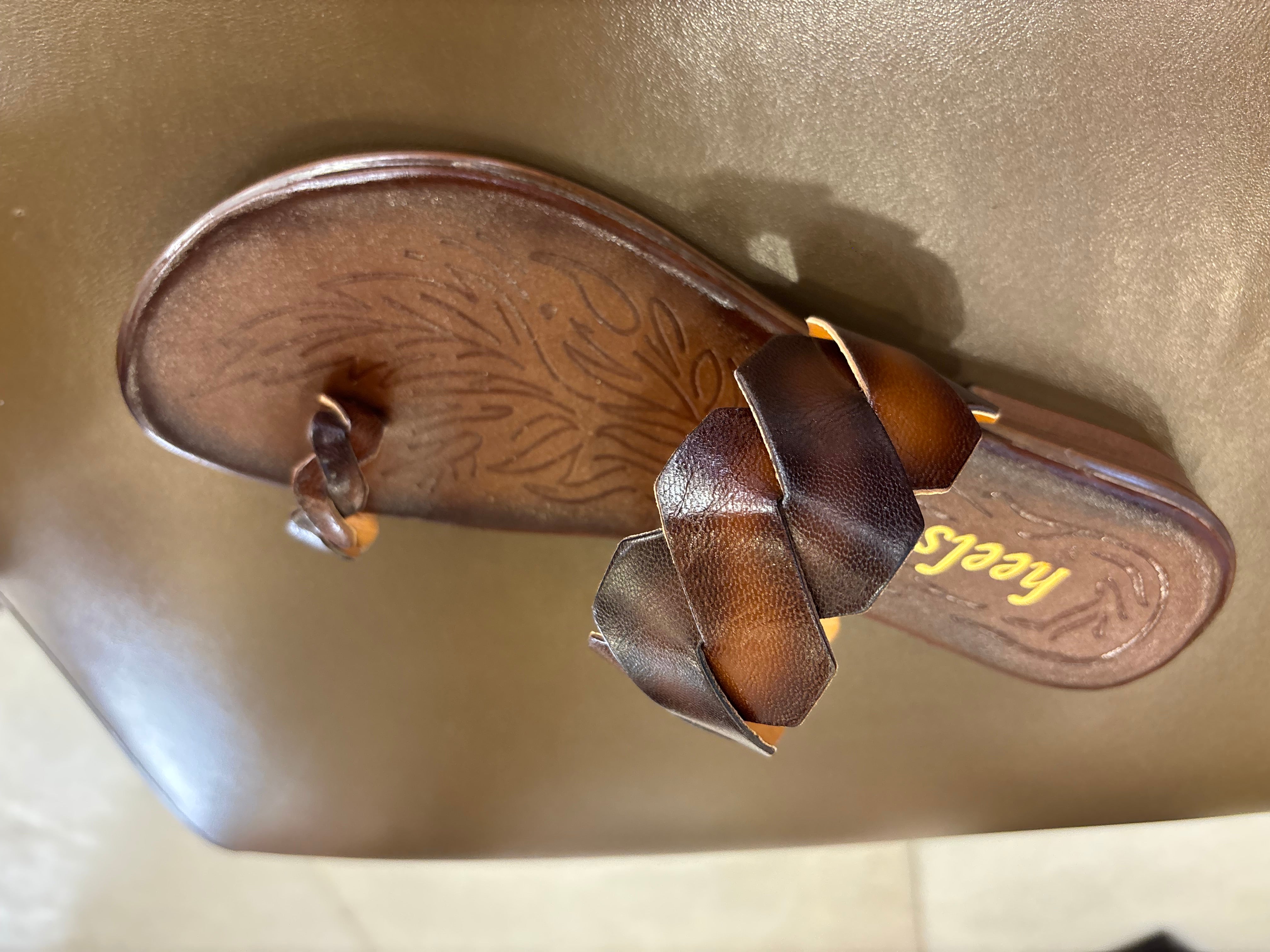 Darcy Leather Thumb Kohlapuri Slippers