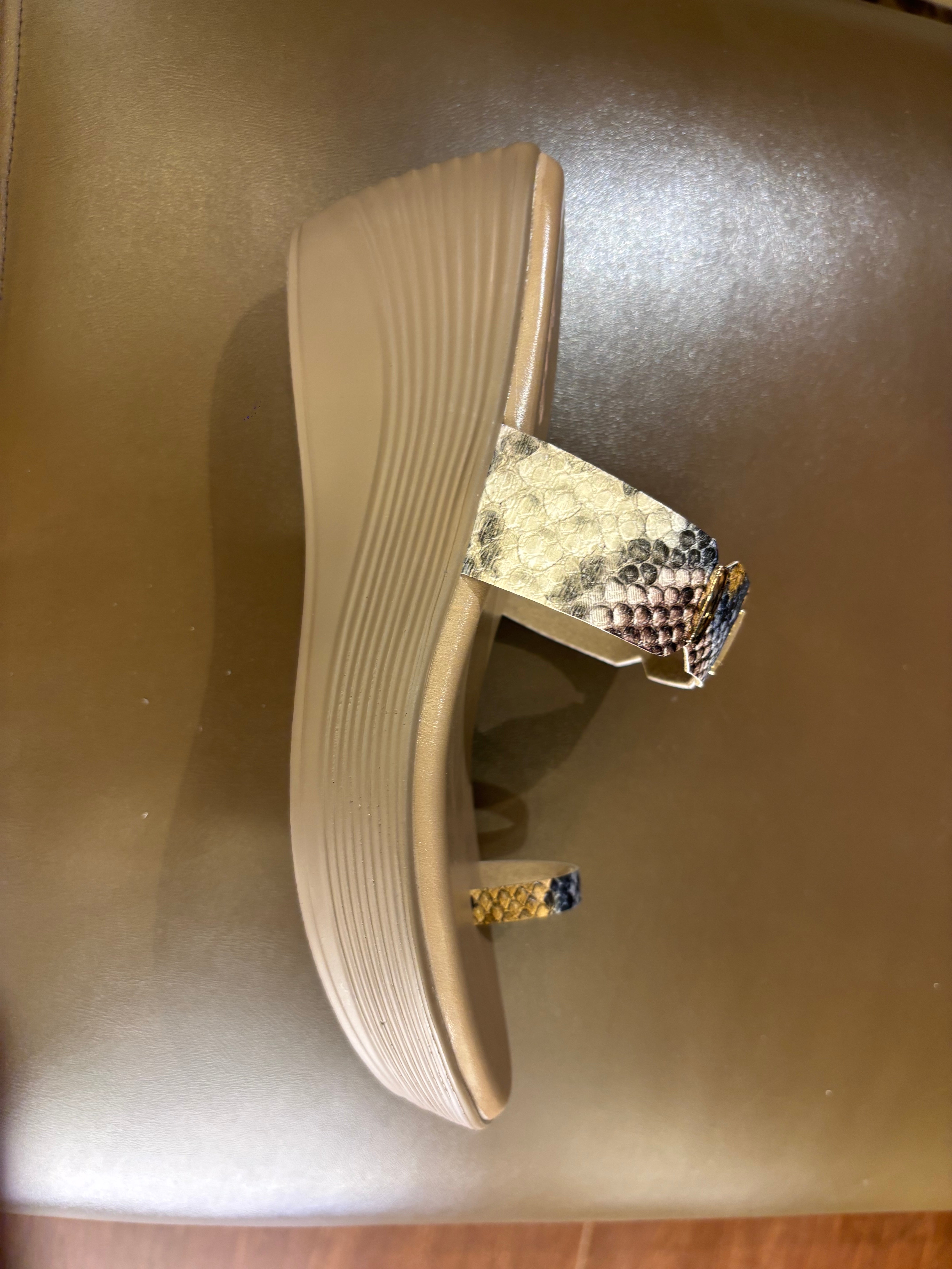 Quincy Comfort Wedge Heel Thumb Slippers