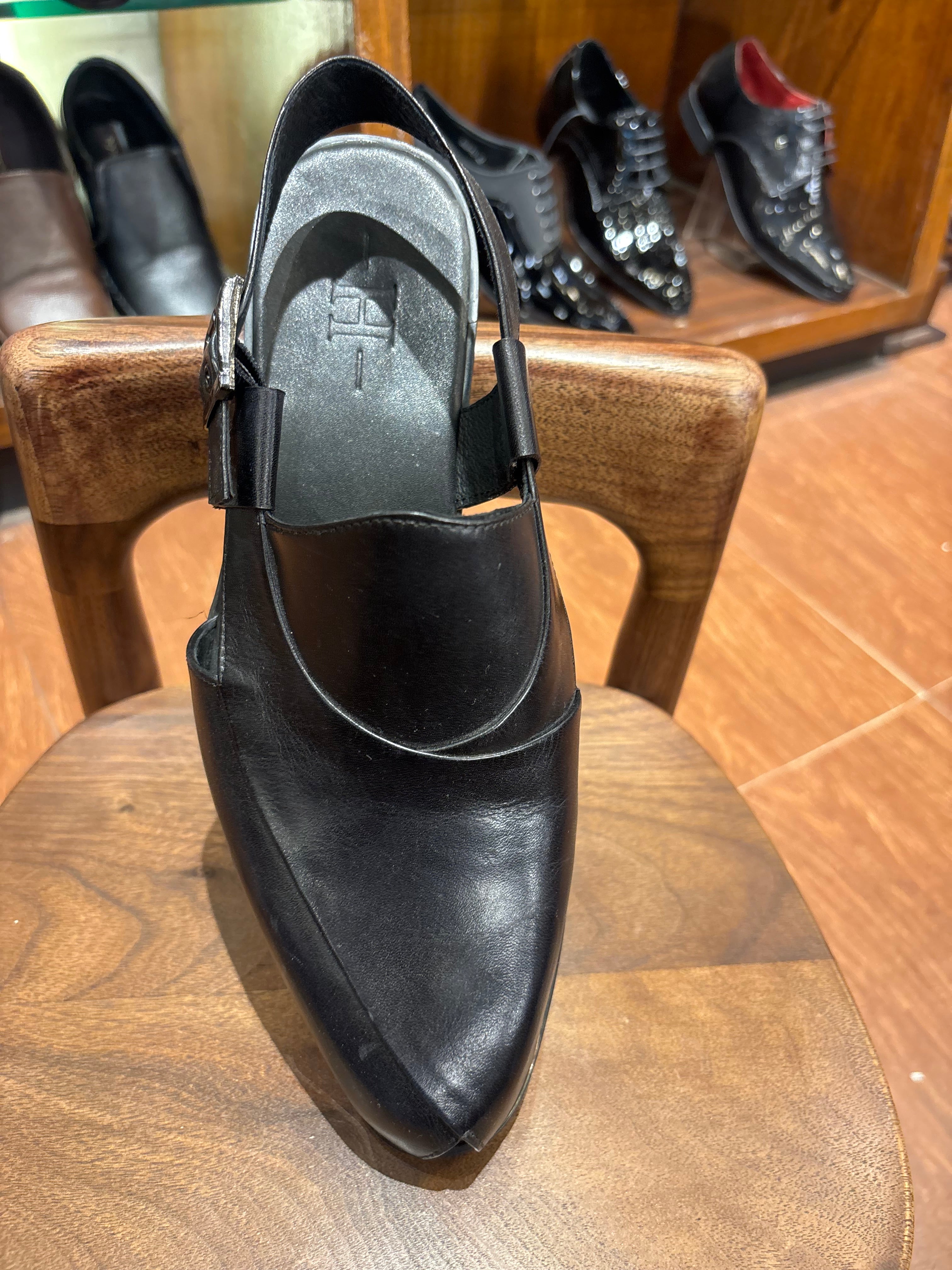 Demarzio Leather Ethnic Peshawari Sandals