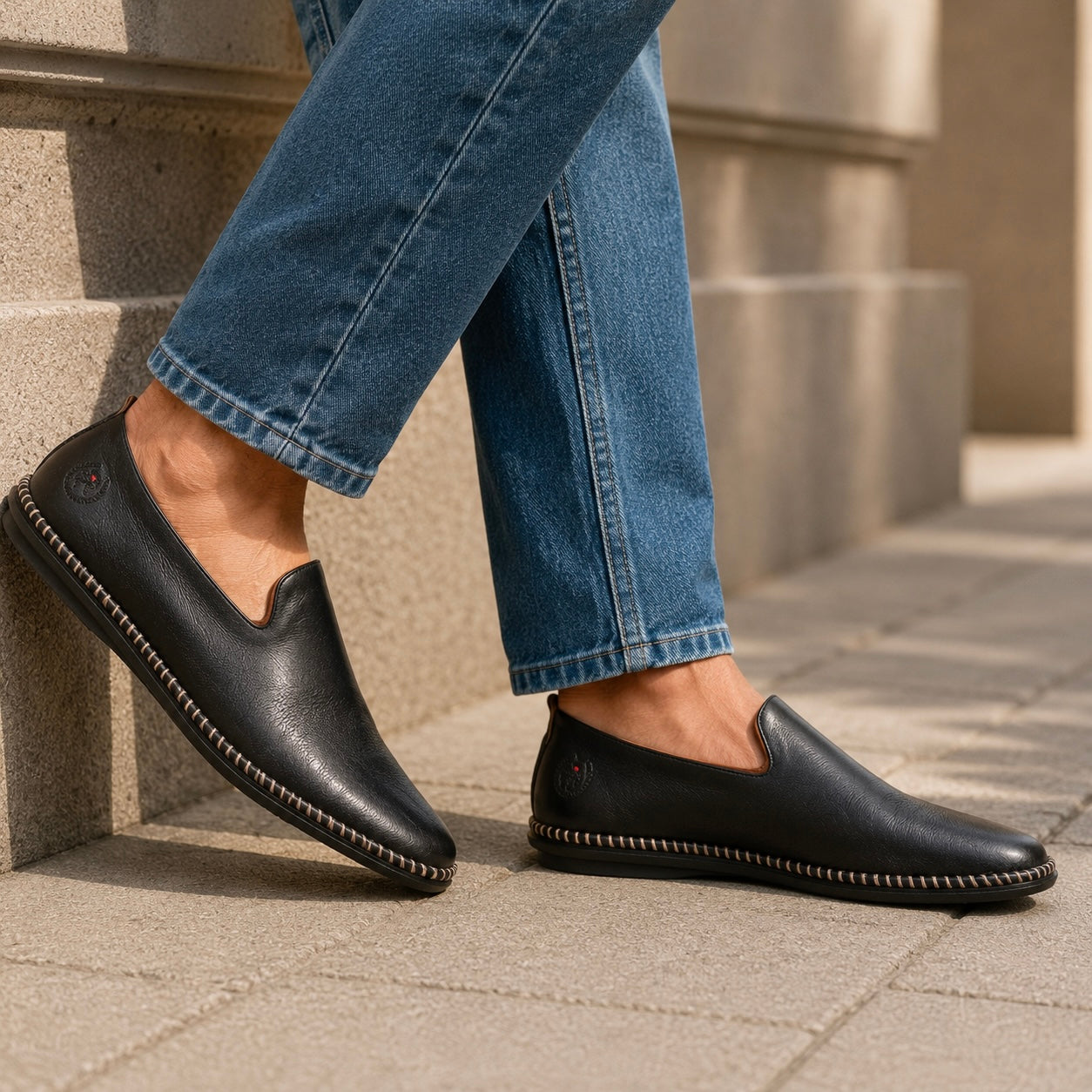 Reuben Cushioned Ethnic Mojris - The Heels India